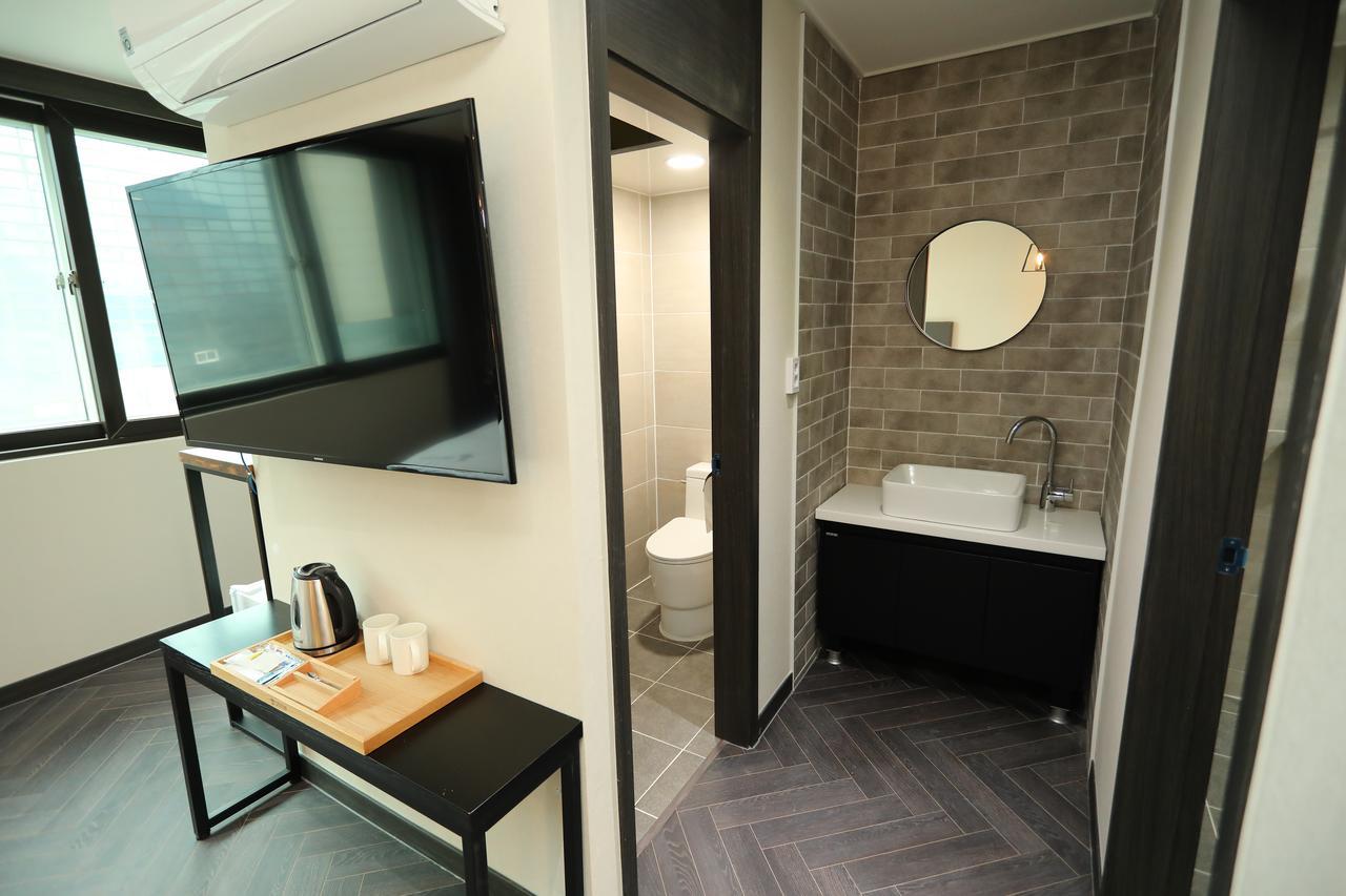 The First Hotel Changwon Ngoại thất bức ảnh