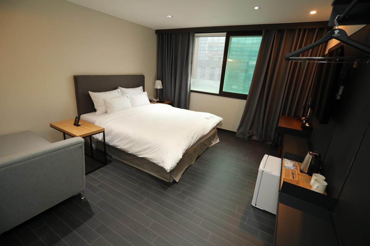 The First Hotel Changwon Ngoại thất bức ảnh