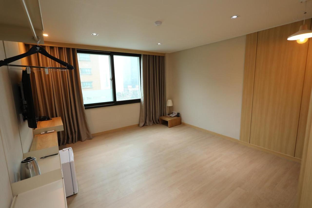 The First Hotel Changwon Ngoại thất bức ảnh